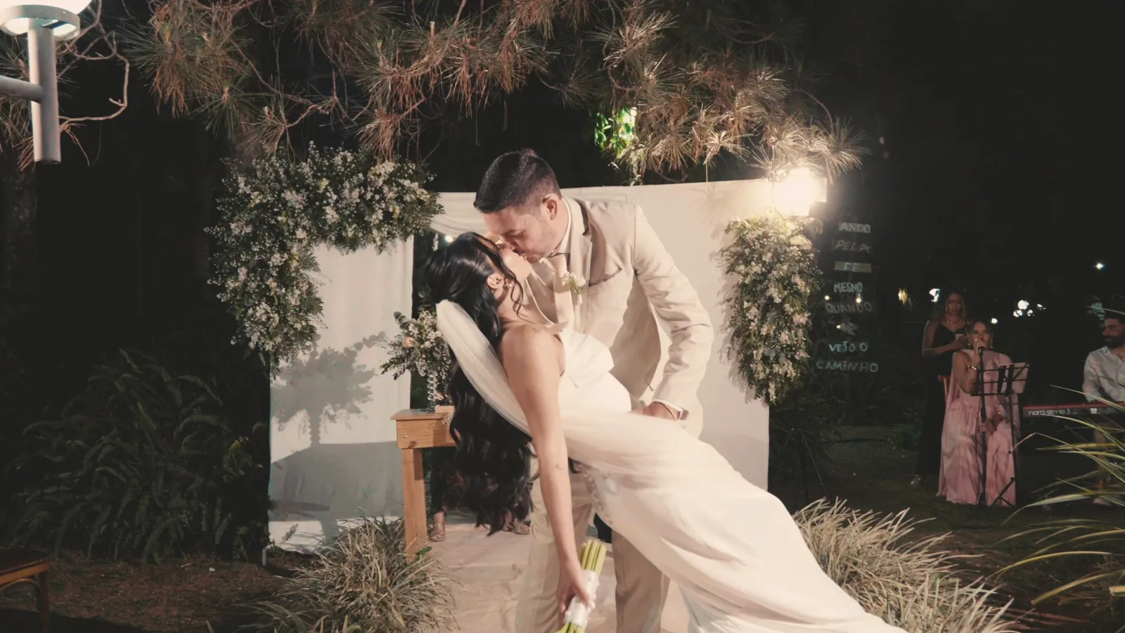 Thamires e Renato no altar